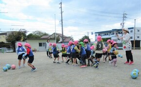 4チームに分かれてボールの取り合いのゲームをしているところ