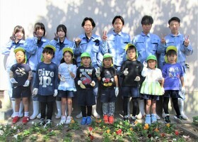 高校生と5歳児が集合写真