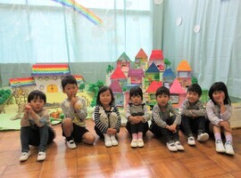 4歳児が作品の前で集合写真