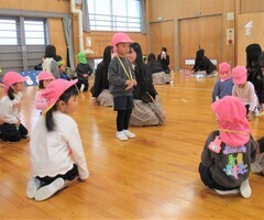 3歳児がフルーツバスケットをしているところ