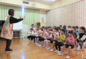 誕生会で手遊びをしているところ