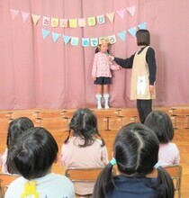 誕生児がインタビューを受けているところ