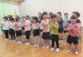 歌のプレゼントをしているところ