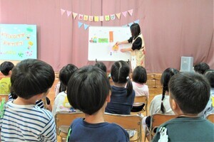 保育士がパネルシアターをしているところ