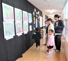 5歳児が親子で絵の鑑賞をしているところ