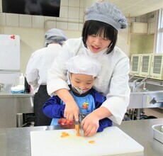 包丁でにんじんを切っているところ