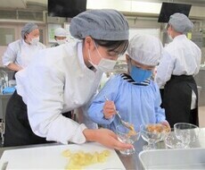 コーンフレークを分けているところ