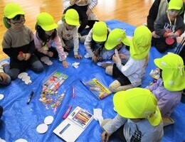 4歳児が製作をしているところ