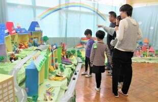 5歳児が作品を鑑賞しているところ