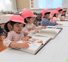 3歳児が高校生の手作り絵本をみているところ