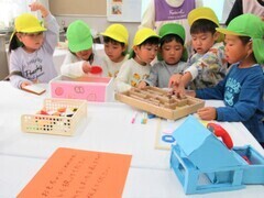 高校生の手作り玩具で遊んでいるところ