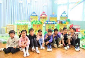 5歳児が作品の前で記念写真