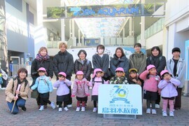 3歳児が水族館の前で集合写真