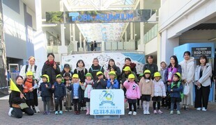 4歳児が水族館の前で集合写真