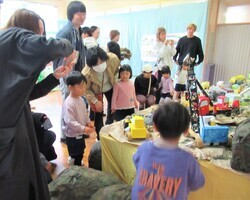 3歳児が親子で作品を鑑賞しているところ