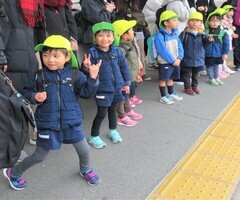 ホームで電車を待っているところ