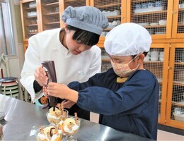 パフェにチョコレートでトッピングしているところ