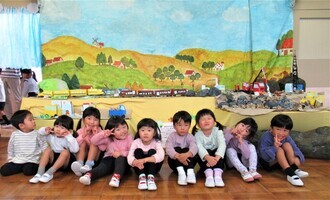 3歳児が作品の前で記念写真