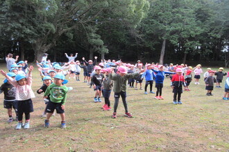 体操をする園児