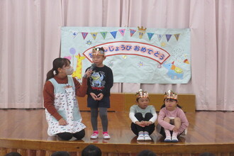 インタビューを受ける年長児