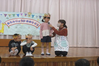 インタビューを受ける年長児