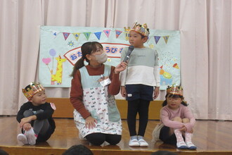 インタビューを受ける年長児