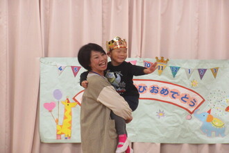 抱っこをしてもらう年長児