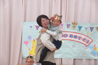 抱っこをしてもらう年長児