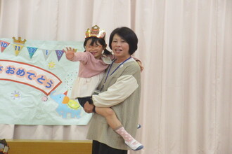 抱っこをしてもらう年長児