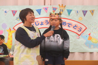 インタビューを受ける年中児