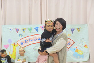 抱っこをしてもらう年中児