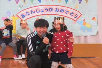 インタビューを受ける年少児