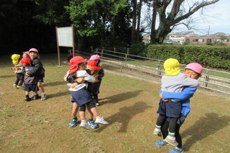 フォークダンスをする園児