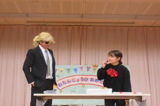 マジックショーをする職員