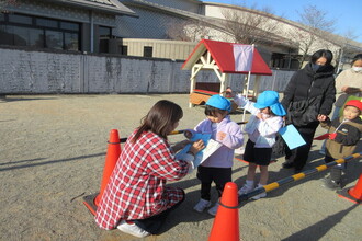 スタンプラリーをする園児