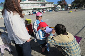 スタンプラリーをする園児