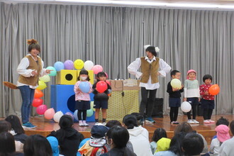 マジックショーを見る園児