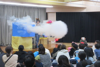 マジックショーを見る園児