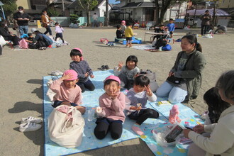 いも汁を食べる園児