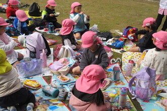 お弁当を食べる年長児