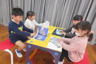 絵本をみる園児