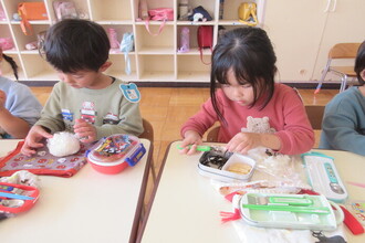 おにぎりを作る園児