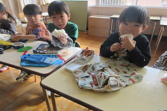おにぎりを食べる園児