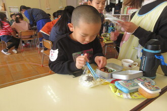 おにぎりを作る園児