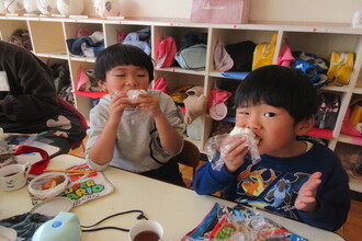 おにぎりを食べる園児