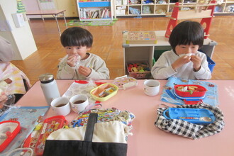 おにぎりを食べる園児
