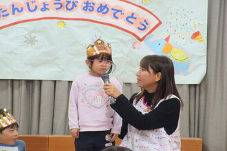 インタビューを受ける年長児