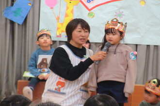 インタビューを受ける年中児