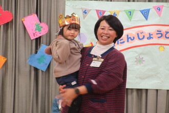 抱っこをしてもらう年中児