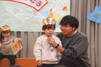 インタビューを受ける年少児